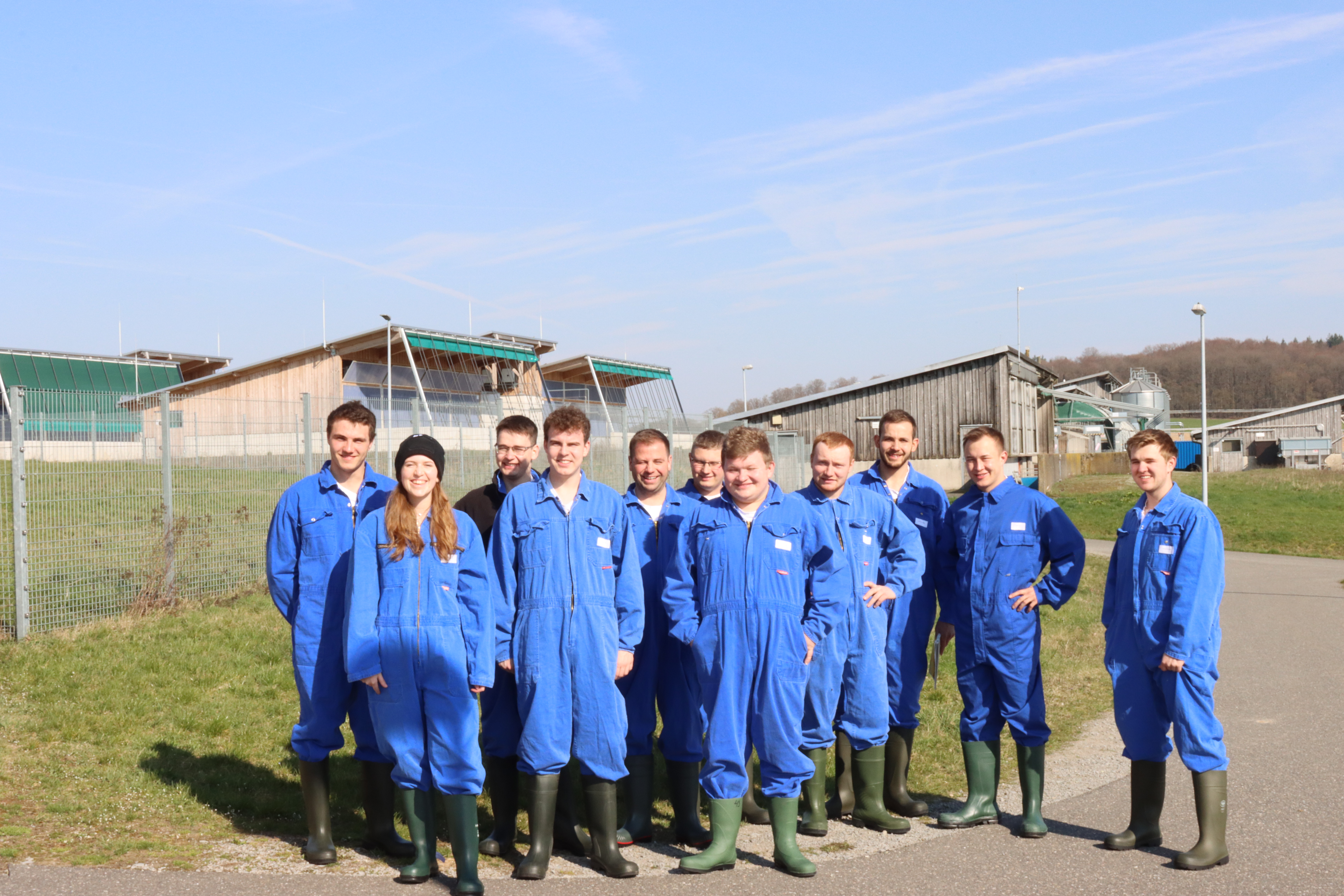 Schüler der Technikerschule Triesdorf vor den neugebauten Ferkelaufzuchtställen