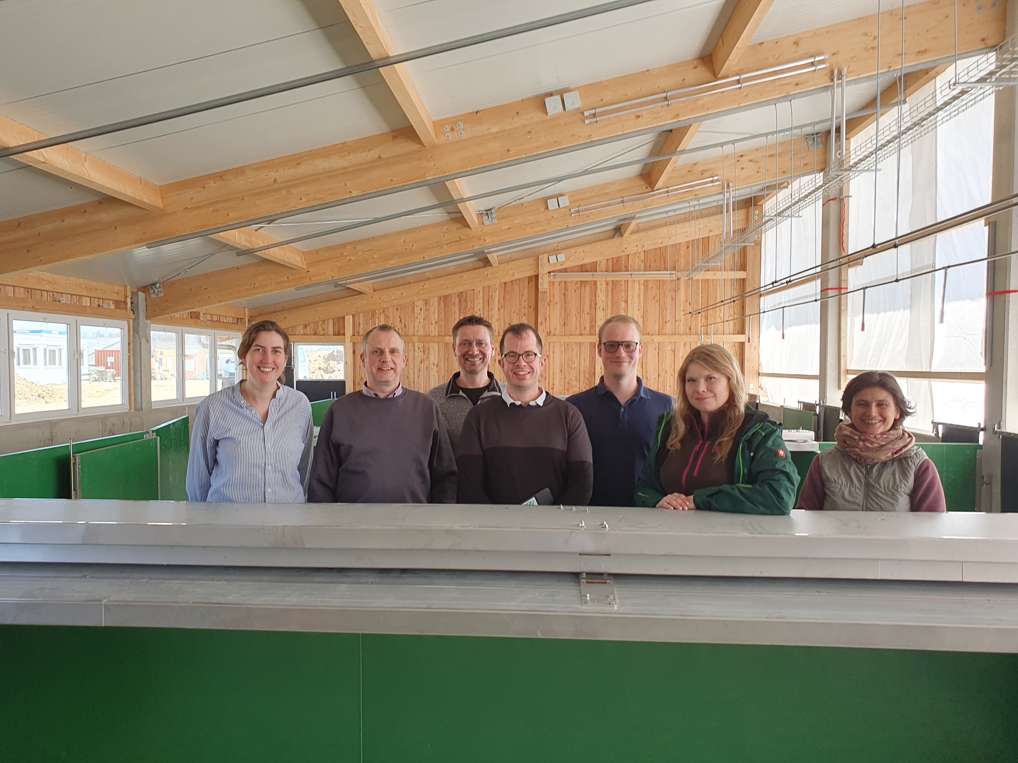 Die Berater besichtigen die Baustelle der neuen Ställe