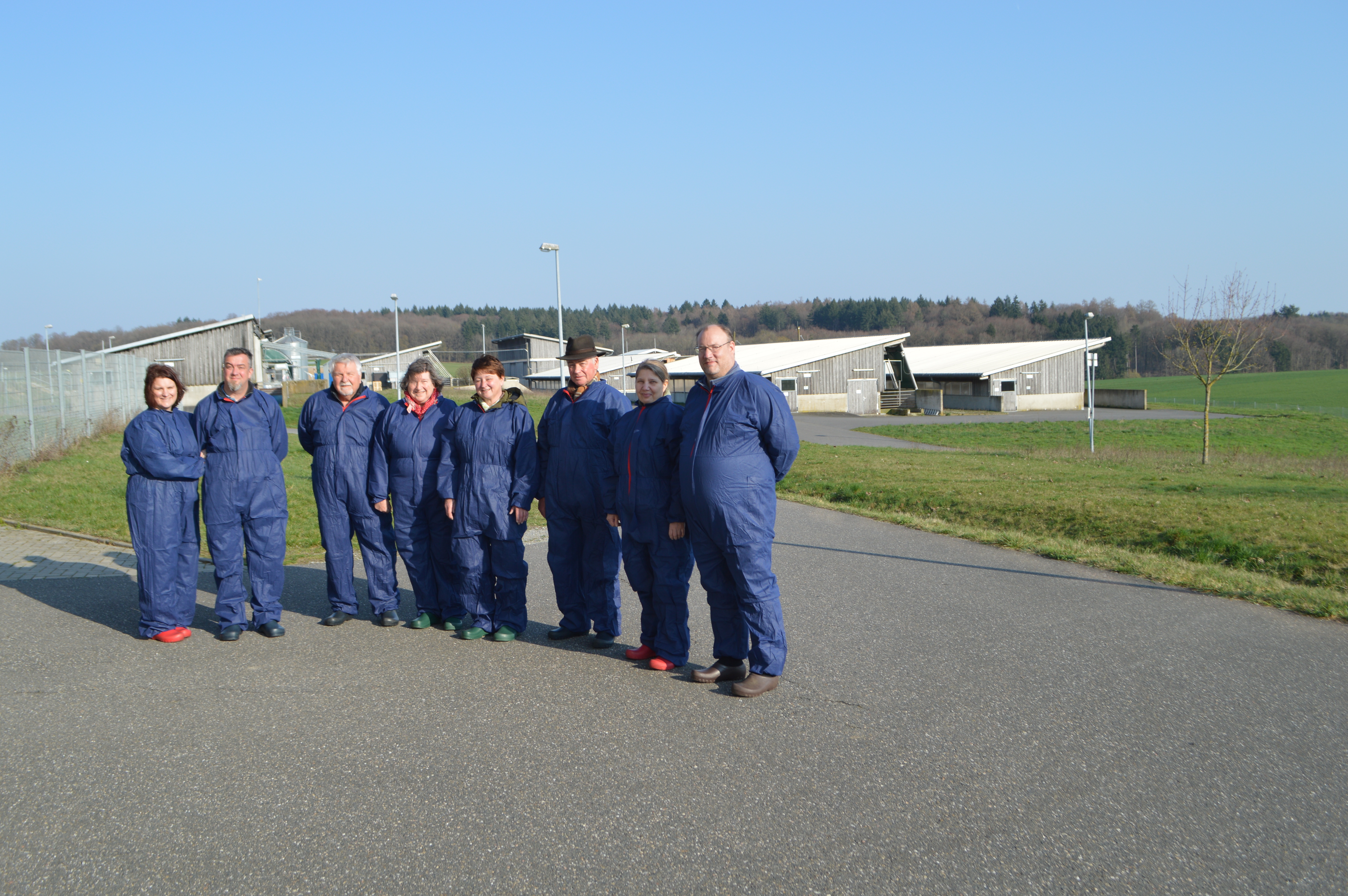 Das Bild zeigt eine Gruppe der LandFrauen Heilbronn vor den Ställen der alternativen Haltung