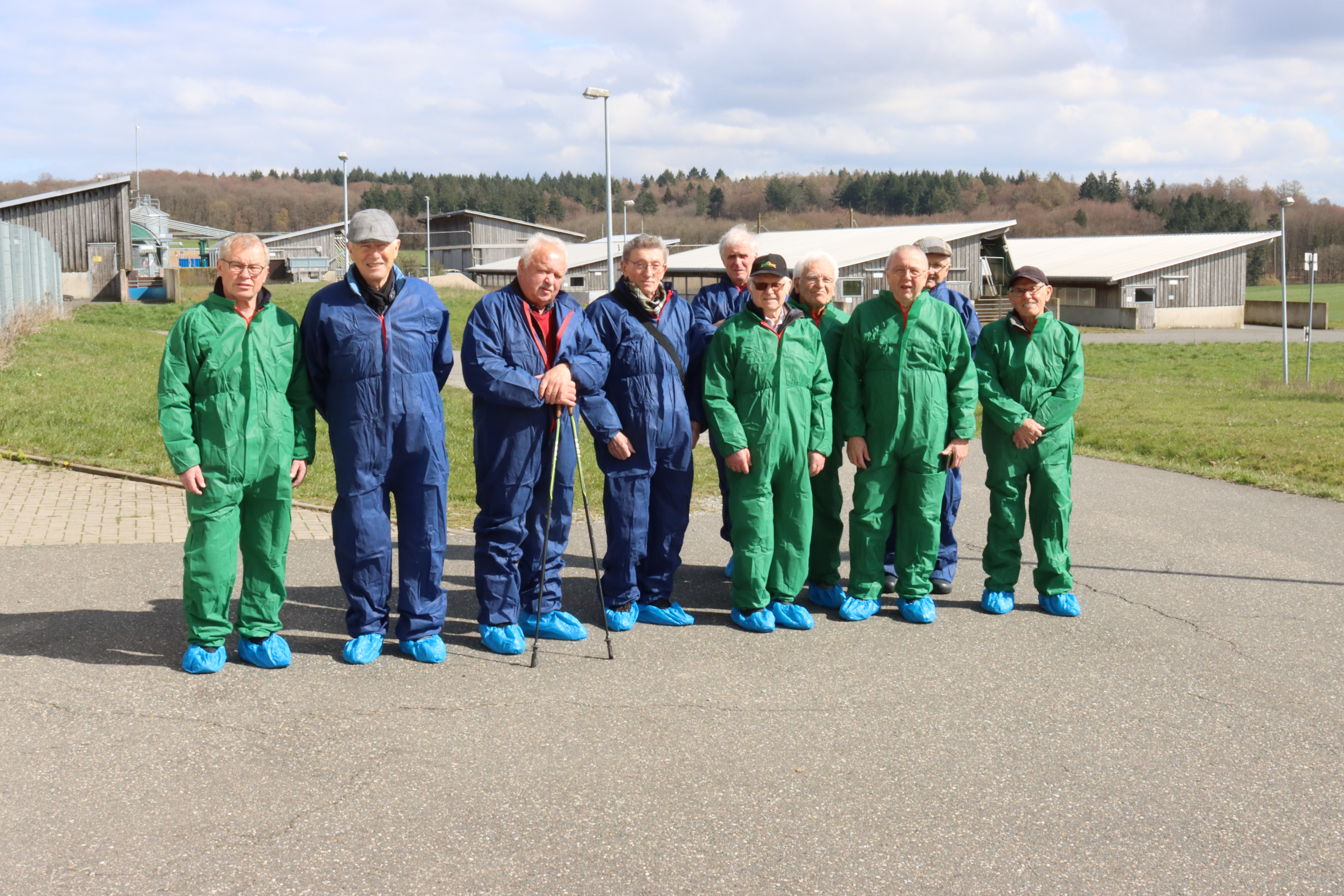 Das Bild zeigt eine Gruppe Rentner vor der alternativen Haltung