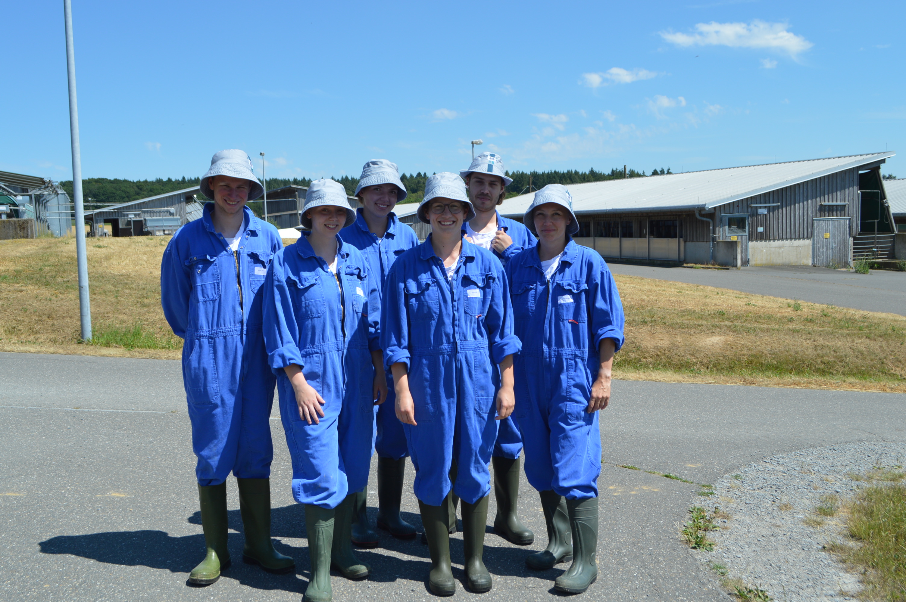 Das Bild zeigt eine Gruppe Studenten der HfWU Nürtingen auf dem Gelände der LSZ