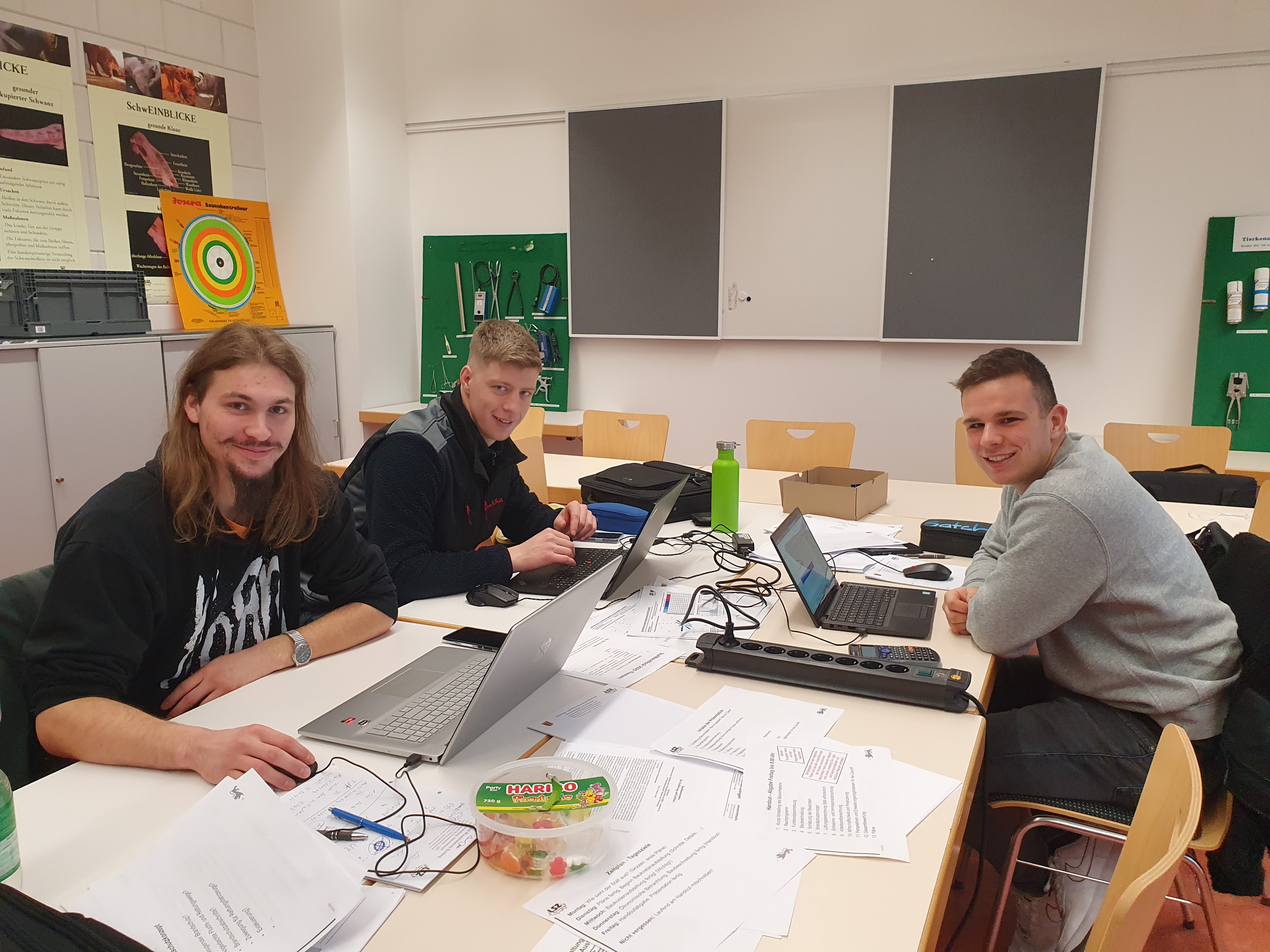 Meisterschüler planen am Laptop einen neuen Stall