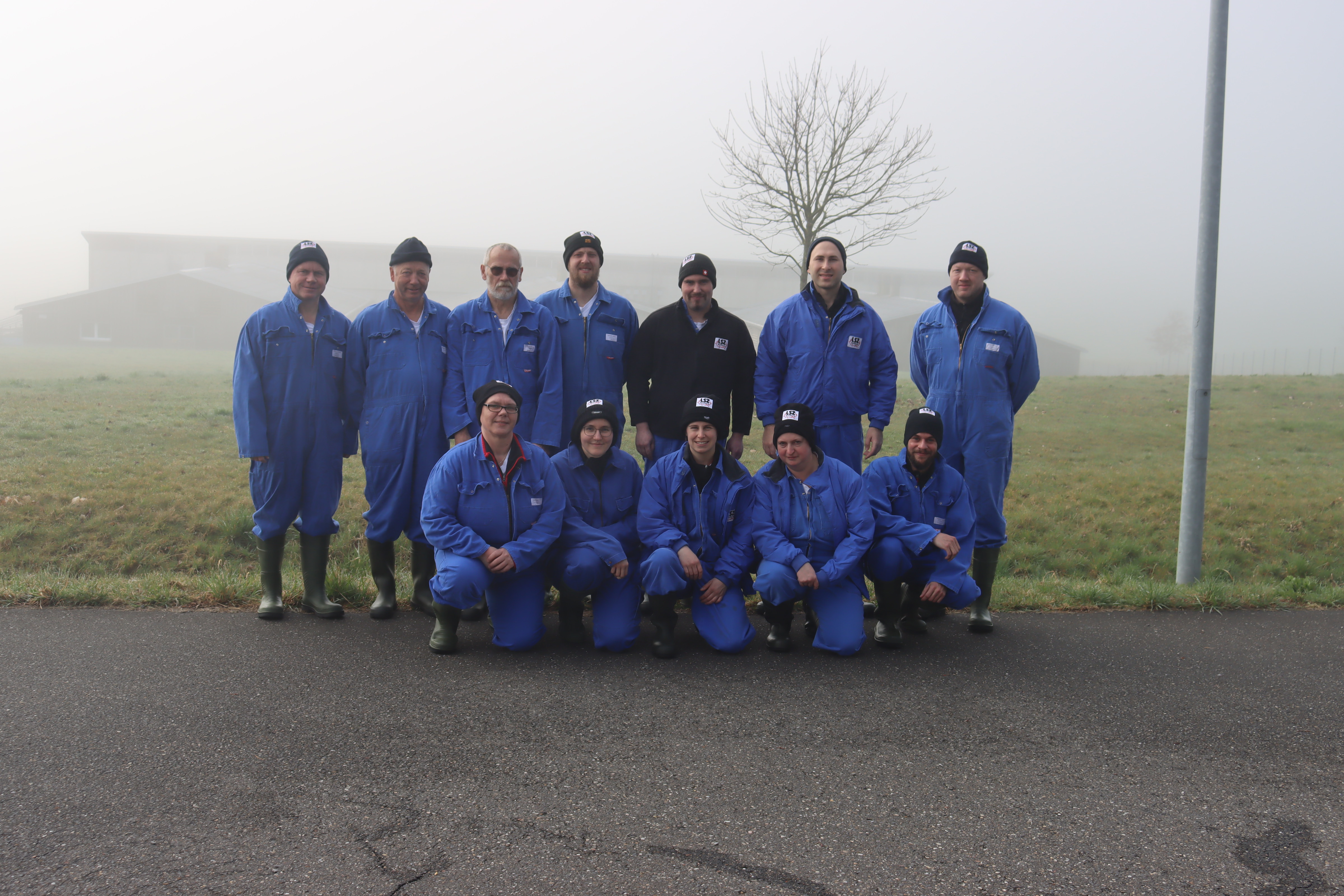 Die amtlichen Fachassistenten possieren für ein Gruppenbild